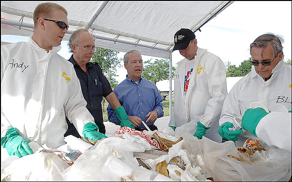photo: Pastor Joel Hunter overseeing volunteers studying trash to assess environmental impact; credit: By Phelan M. Ebenhack for The Washington Post photo: Pastor Joel Hunter overseeing volunteers studying trash to assess environmental impact; credit: By Phelan M. Ebenhack for The Washington Post