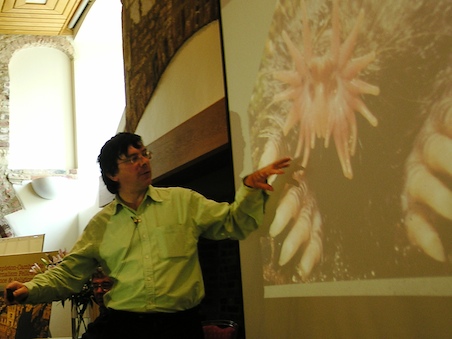 Photo credit: Julia Vitullo-Martin; Description: Simon Conway-Morris lecturing at Templeton-Cambridge Fellowships Photo credit: Julia Vitullo-Martin; Description: Simon Conway-Morris lecturing at Templeton-Cambridge Fellowships