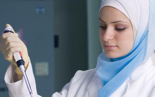 photo: @istockphoto.com/Snowleopard1; Description: scientist in a lab photo: @istockphoto.com/Snowleopard1; Description: scientist in a lab